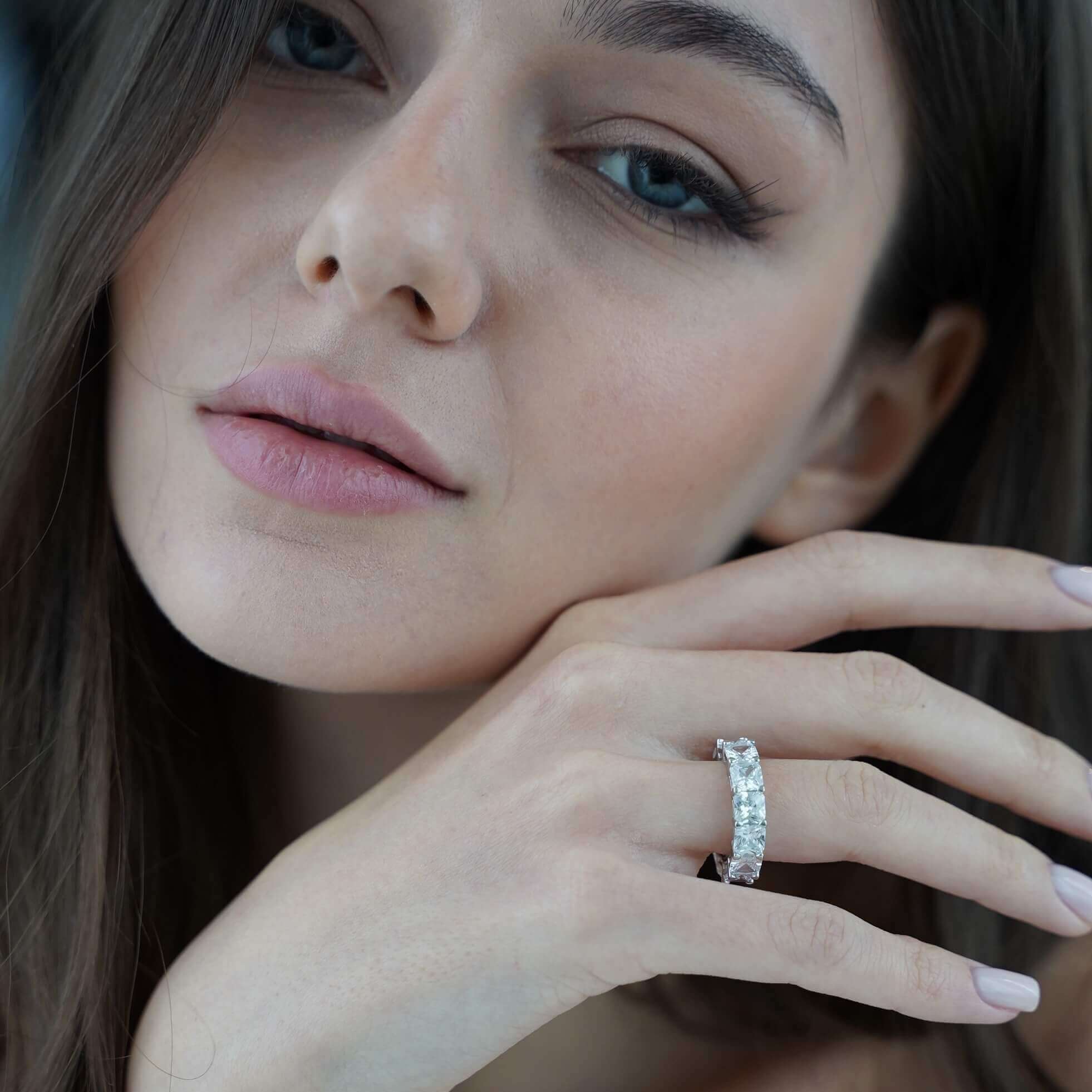 Viviana Halil Mia Ring diamond-free fine jewelry worn by model.