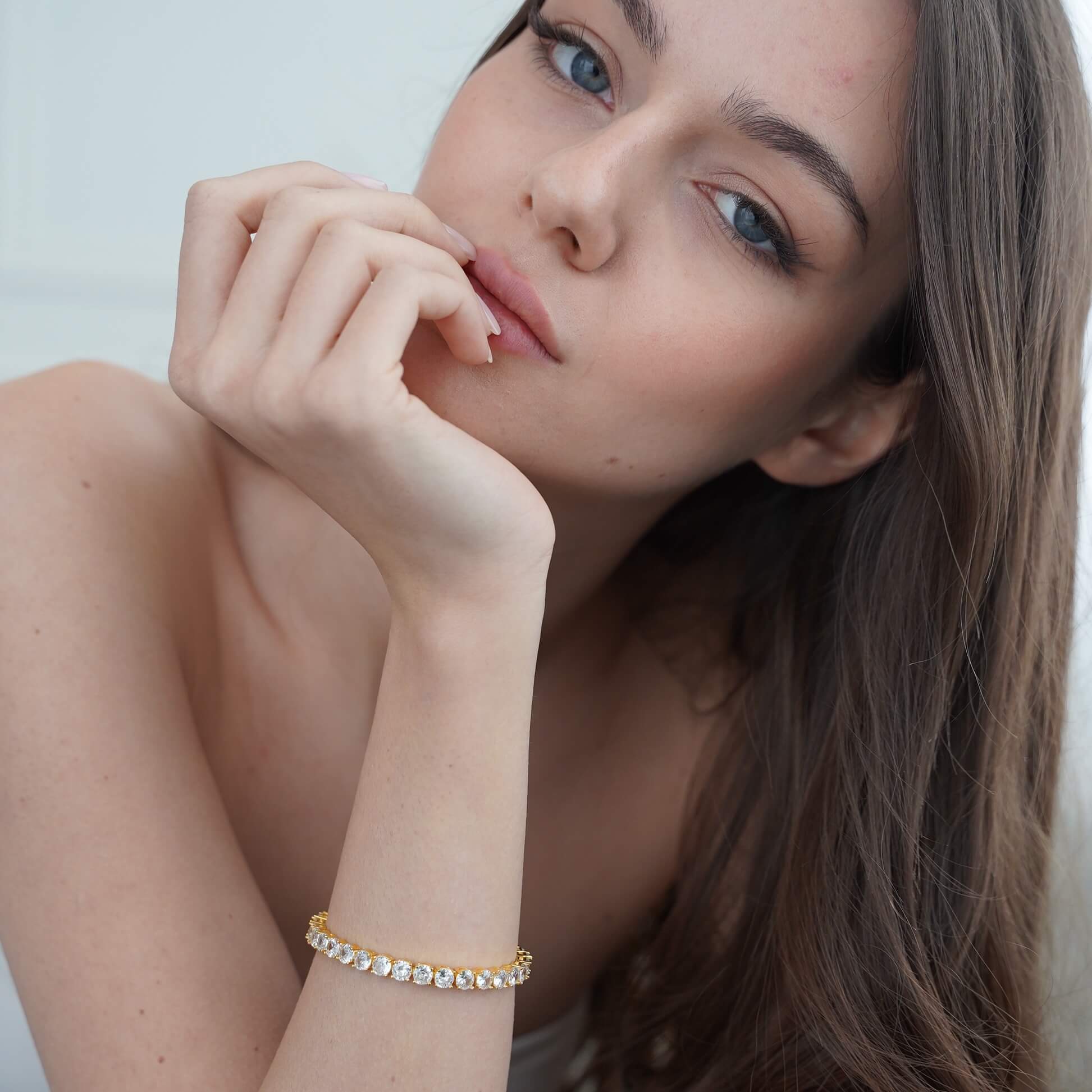 Model wearing The luxxe tenne 18k gold diamond simulant tennis bracelet by Viviana Halil. 